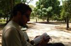 Hora da leitura durante passeio no parque Francisco Miranda, o maior de Caracas, na Venezuela (2007)